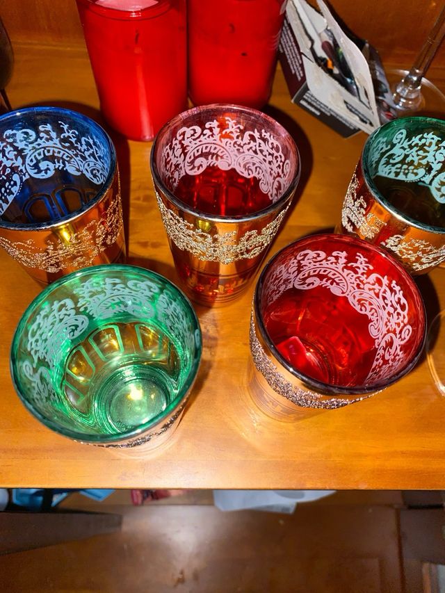 Vasos de cristal dorados y verdes