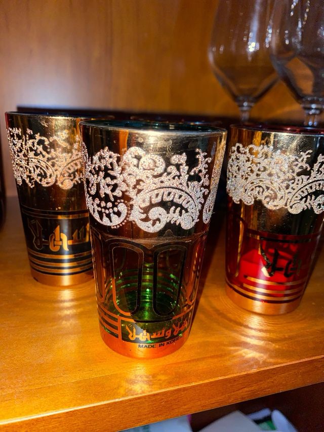 Vasos de cristal dorados y verdes
