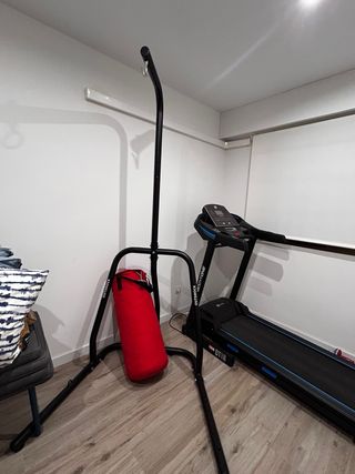 Soporte y saco de boxeo