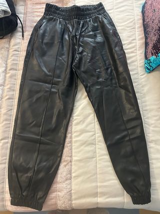 Pantalón cuero Bershka negro