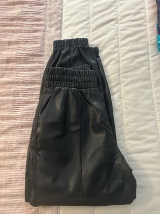 Pantalón cuero Bershka negro