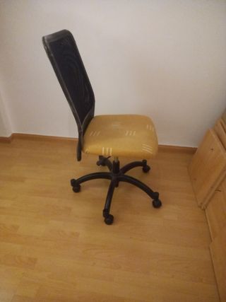 Silla de oficina negra y amarilla