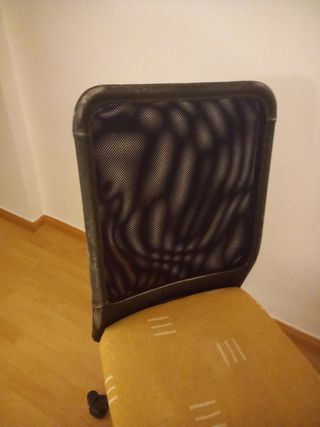 Silla de oficina negra y amarilla