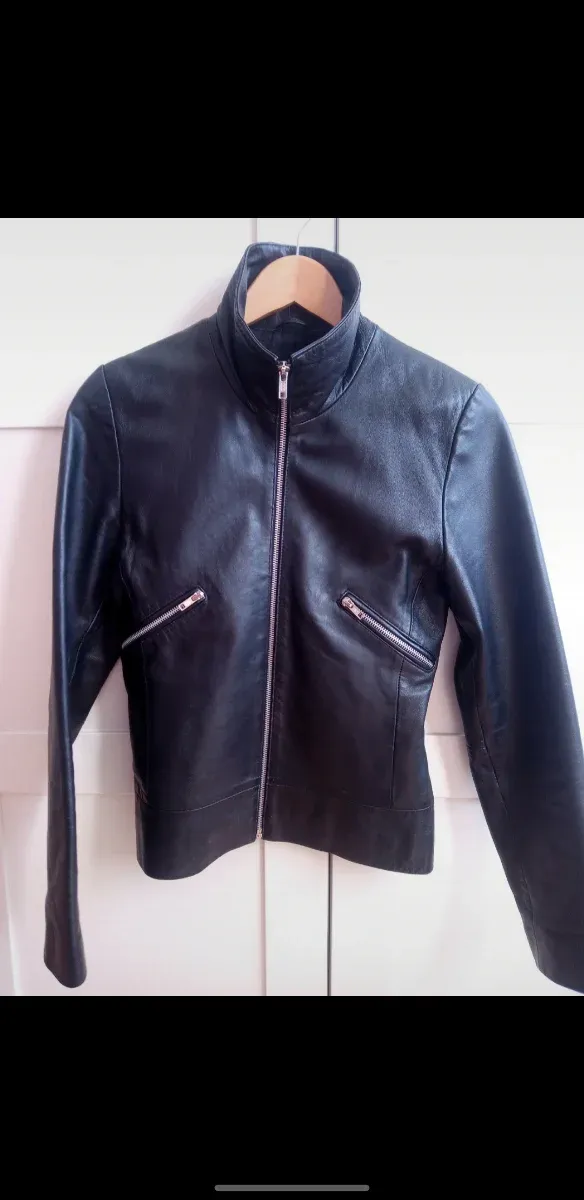 Chaqueta de piel negra