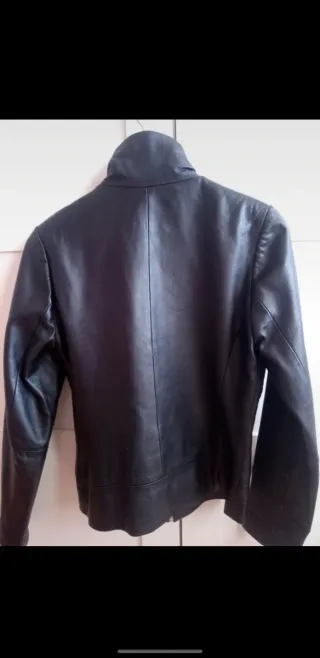 Chaqueta de piel negra