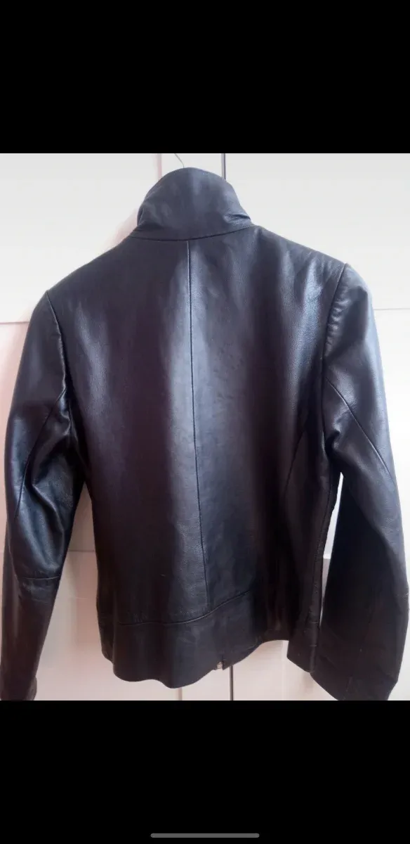Chaqueta de piel negra