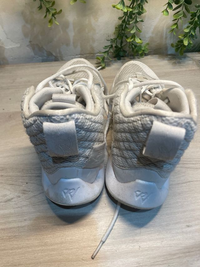 Zapatillas Jordan Grises y Blancas