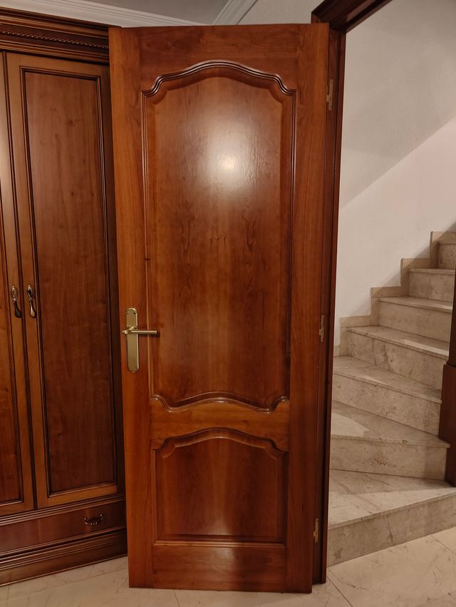 Puerta de madera maciza color cerezo con molduras