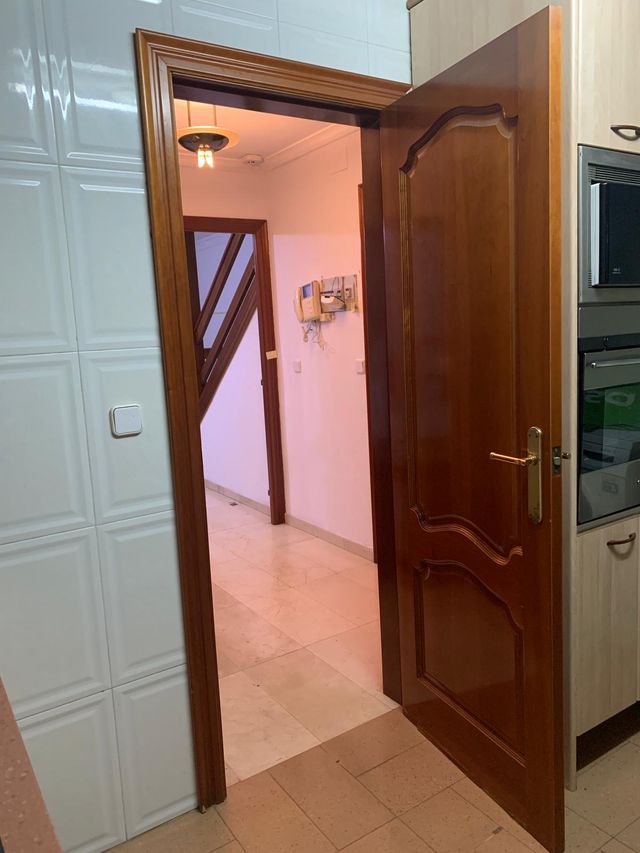 Puerta de madera maciza color cerezo con molduras