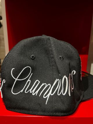 Gorra New Era Negra y Dorada