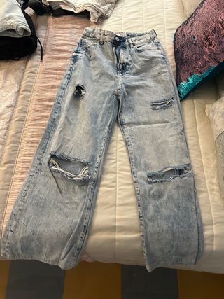 Vaqueros azules rotos