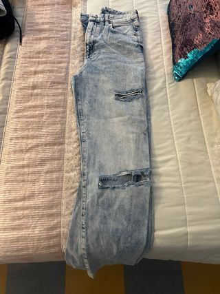 Vaqueros azules rotos