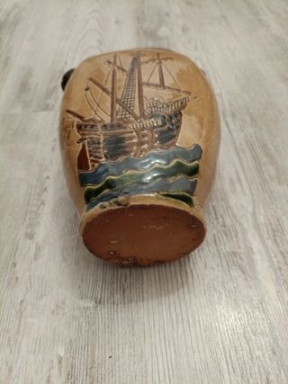 Botijo de cerámica con barco
