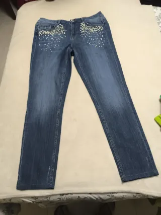 Pantalones vaqueros con perlas