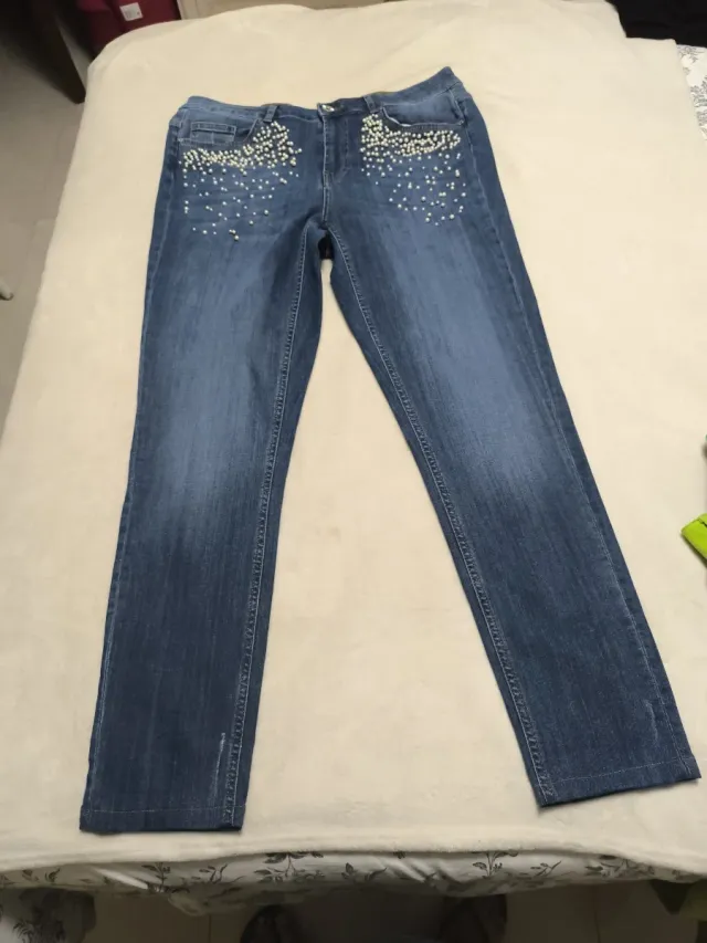 Pantalones vaqueros con perlas