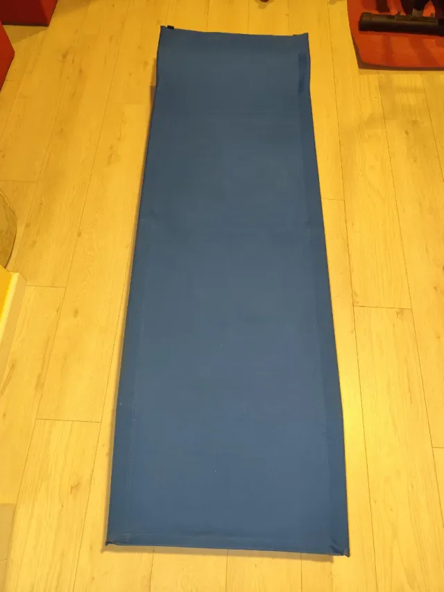 Cama de camping azul