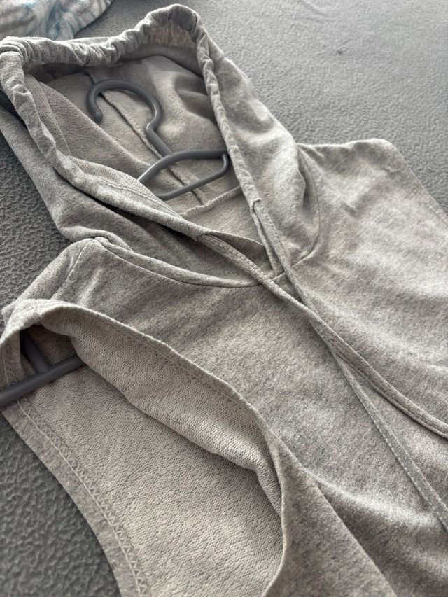 Sudadera sin mangas con capucha gris