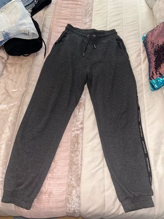 Pantalón de chándal gris con detalles