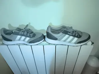 Zapatillas deportivas Adidas grises y blancas