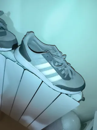 Zapatillas deportivas Adidas grises y blancas