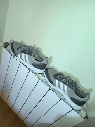 Zapatillas deportivas Adidas grises y blancas