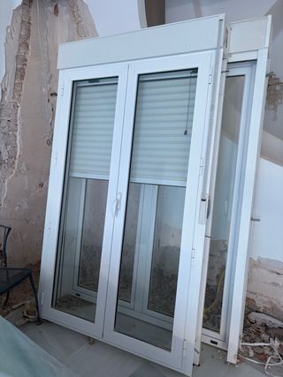 Ventana aluminio blanco con persiana y mosquitera