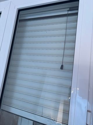 Ventana aluminio blanco con persiana y mosquitera
