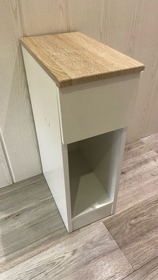 Mesita de noche estrecha