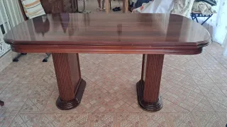 Mesa de comedor de madera