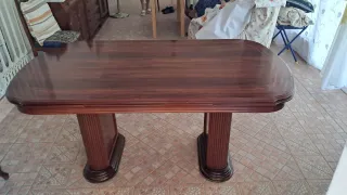 Mesa de comedor de madera