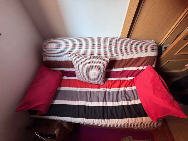 Divano letto multicolore con cuscini