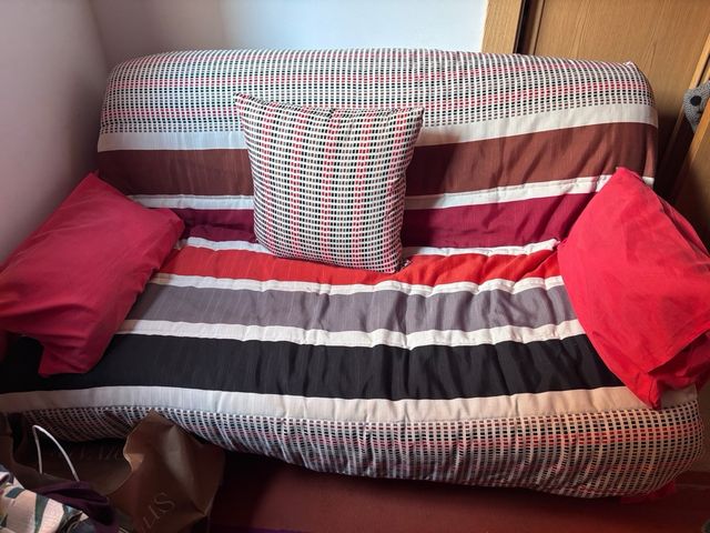 Divano letto multicolore con cuscini