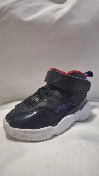 Zapatillas Jordan Bebé Negras y Rojas
Talla 19,5