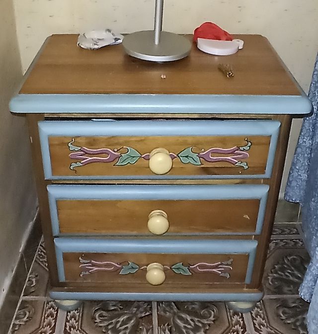 Mesita de noche decorada