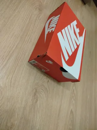 Caja Nike roja 1€ y Adidas blanca gratis OFERTA
.