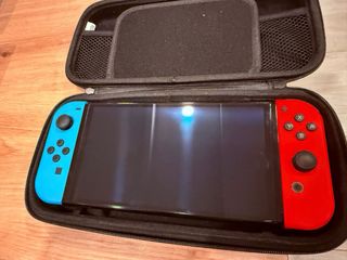 Nintendo Switch OLED blu/rosso