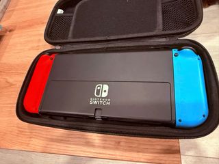 Nintendo Switch OLED blu/rosso
