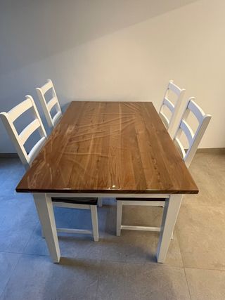 Mesa de comedor con 4 sillas