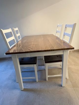 Mesa de comedor con 4 sillas