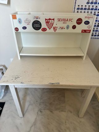 Scrivania per bambini con ripiani per accessori