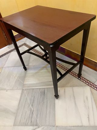Mesa auxiliar antigua de madera