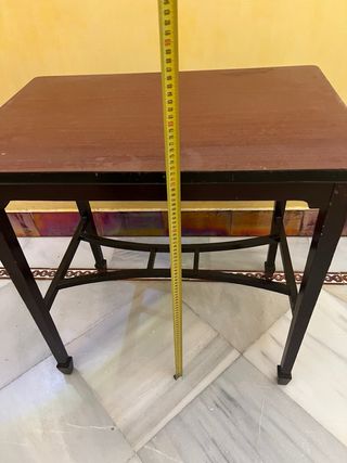 Mesa auxiliar antigua de madera
