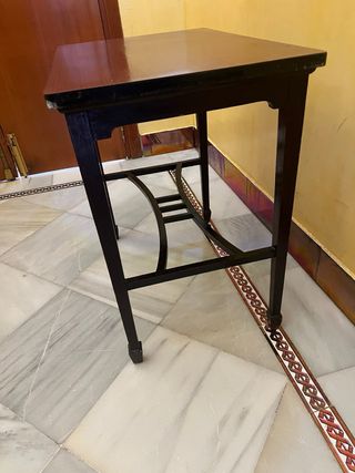 Mesa auxiliar antigua de madera