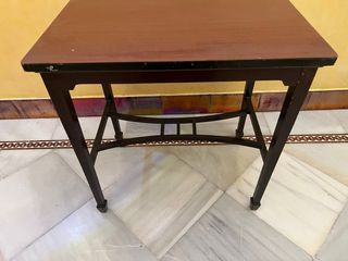 Mesa auxiliar antigua de madera