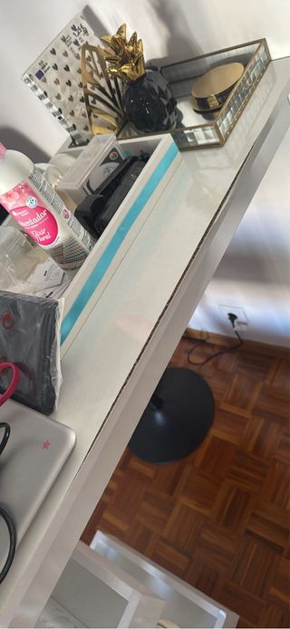 Mesa bar y estanterías blanca