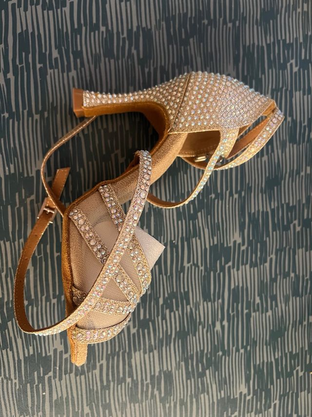 Tacones dorados con brillos sin estrenar