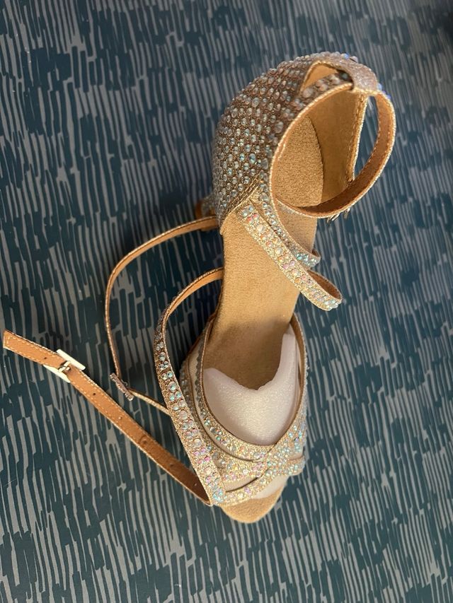 Tacones dorados con brillos sin estrenar