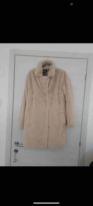 Cappotto in peluche color panna. Veste da M a XL.