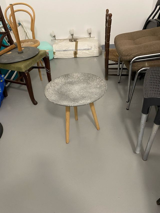 Mesa auxiliar redonda  o Mesilla de noche