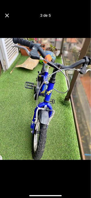 Bicicleta infantil azul y amarilla